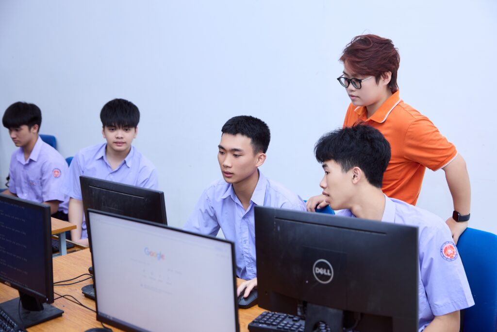 FPT trao tặng học liệu AI cho gần 1.000 học sinh THPT tại Đắk Lắk 2 74 Content Xuan Khai Tri Phase 2 AI Literacy 2026 Anh 2