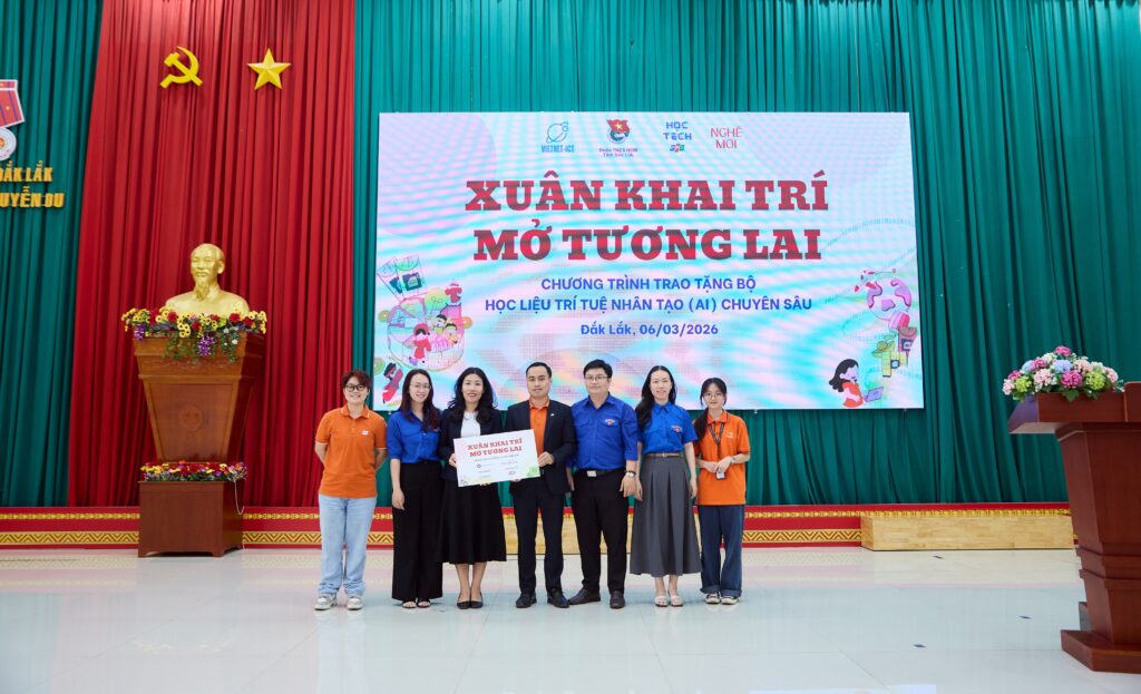 FPT trao tặng học liệu AI cho gần 1.000 học sinh THPT tại Đắk Lắk 3 74 Content Xuan Khai Tri Phase 2 AI Literacy 2026 Anh 3