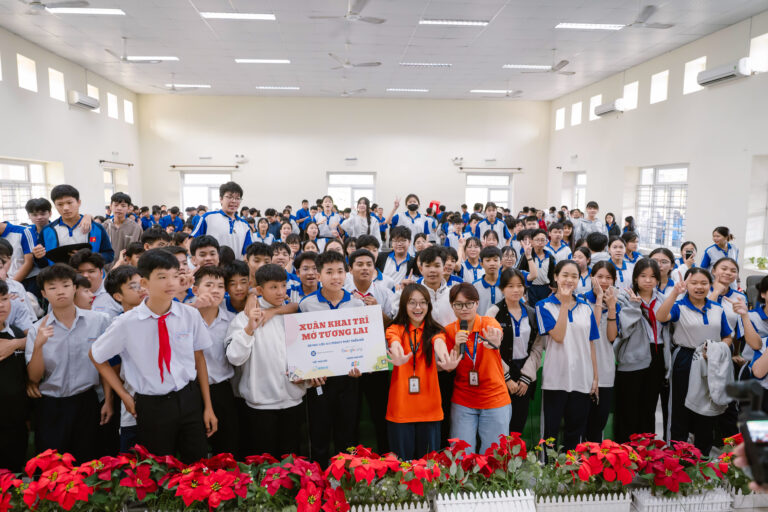 FPT trao tặng học liệu AI cho gần 1.000 học sinh THPT tại Đắk Lắk