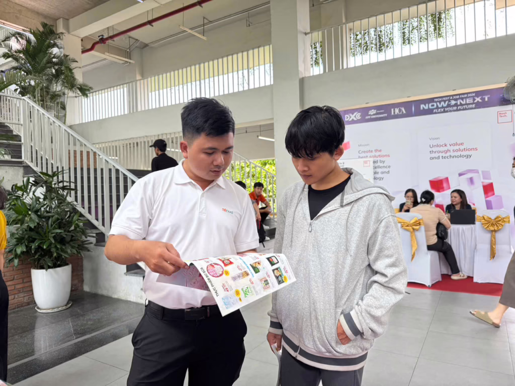 Băn khoăn chọn ngành, tìm việc trong bối cảnh nhiều thay đổi, người trẻ tìm cơ hội từ sớm 2 Ông Nguyễn Đăng Thông tư vấn vị trí việc làm cho sinh viên tham dự chương trình. Ảnh: BTC