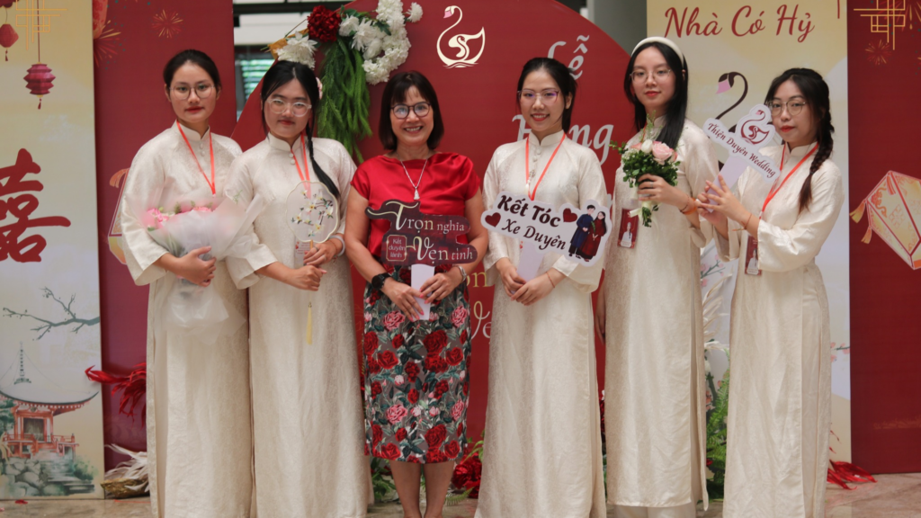 Các thành viên dự án tổ chức triển lãm “Tịnh Tình Duyên”.