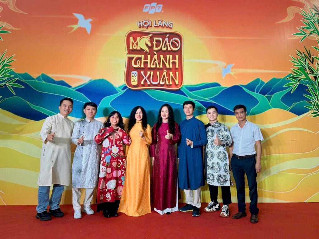 Cô Thu Chung (thứ 3, từ trái qua) cùng các đồng nghiệp tại Trường Đại học FPT.