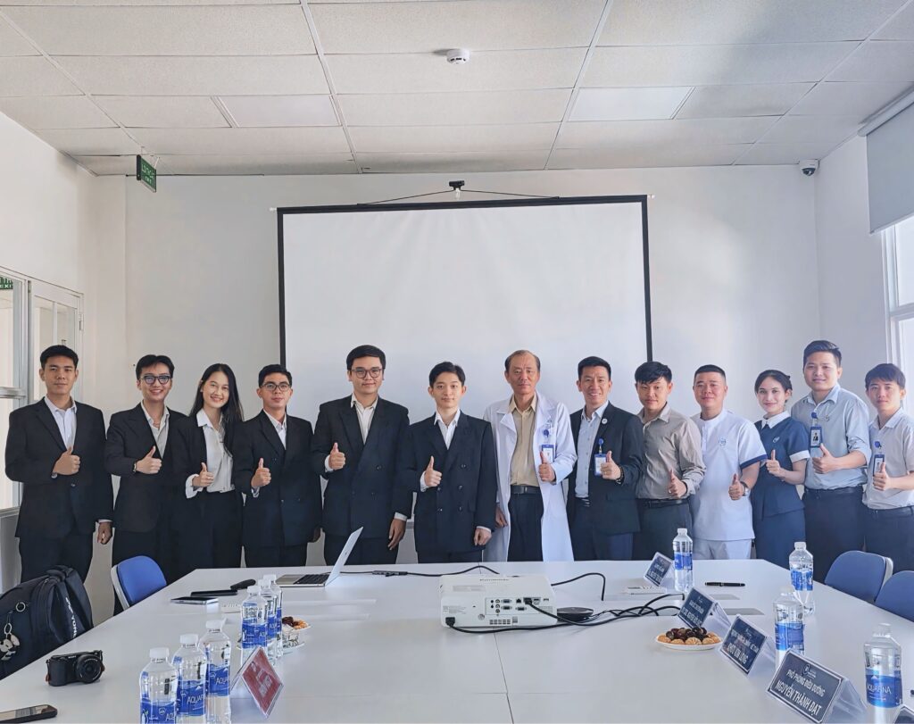 Sinh viên đưa công nghệ AI vào tư vấn nhãn khoa 3 Dự án được phát triển dưới sự hướng dẫn của Tiến sĩ Nguyễn Trọng Luân, Chủ nhiệm Bộ môn Khởi nghiệp tại Trường Đại học FPT, với nhiều vòng phản biện về mô hình giá trị và khả năng triển khai thực tế.