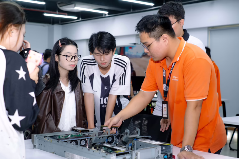 Khi giảng đường trở thành điểm hẹn của công nghệ và việc làm