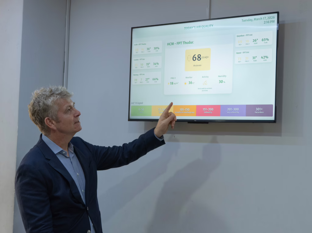 CEO IQAir thăm và làm việc tại Trường Đại học FPT, mở ra cơ hội hợp tác mới 3 Ông Frank Hammes - CEO IQAir quan sát dữ liệu chất lượng không khí hiển thị trên hệ thống AVO tại FPTU