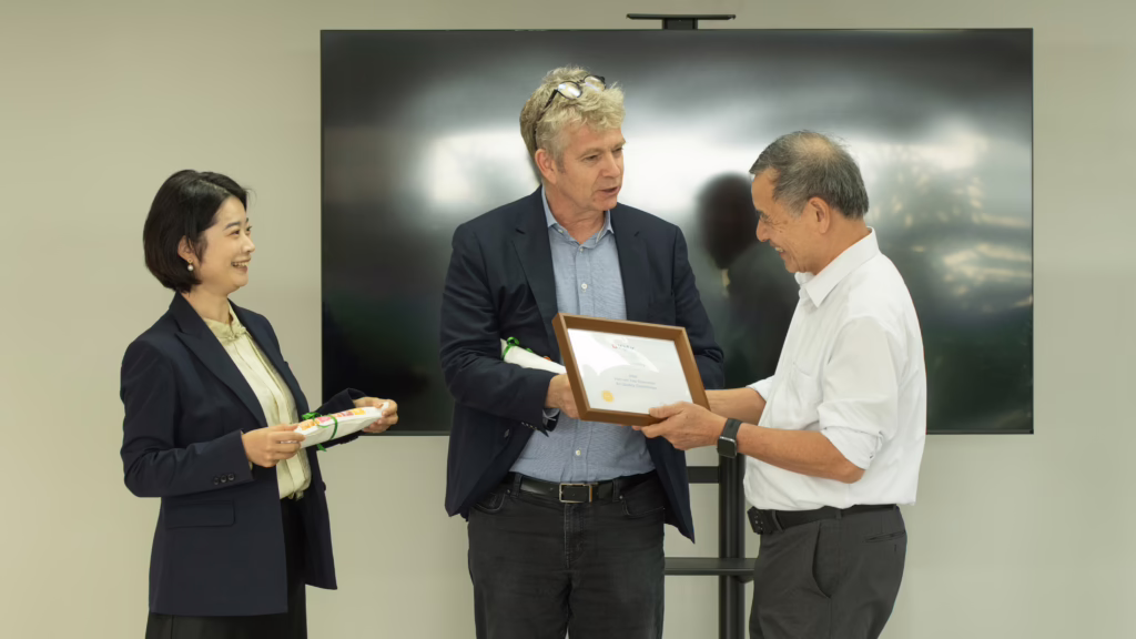 CEO IQAir thăm và làm việc tại Trường Đại học FPT, mở ra cơ hội hợp tác mới 2 Đại diện IQAir trao tặng giấy chứng nhận ghi nhận đóng góp của Trường Đại học FPT cho hệ thống giám sát chất lượng không khí