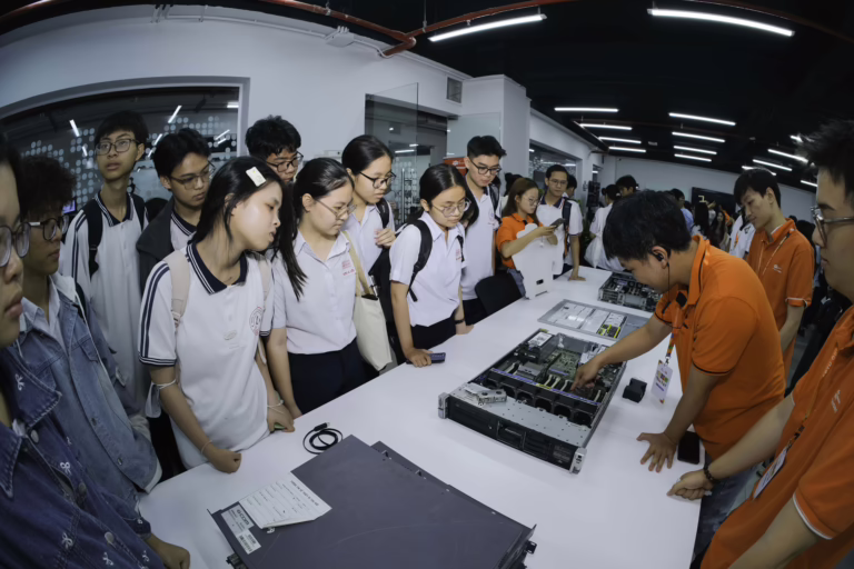 Học sinh chạm nghề, sinh viên chạm việc tại Tech Fest & Job Fair 2026