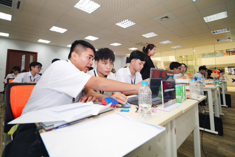 Khởi tranh vòng bán kết cuộc thi AI Young Guru tại Quy Nhơn