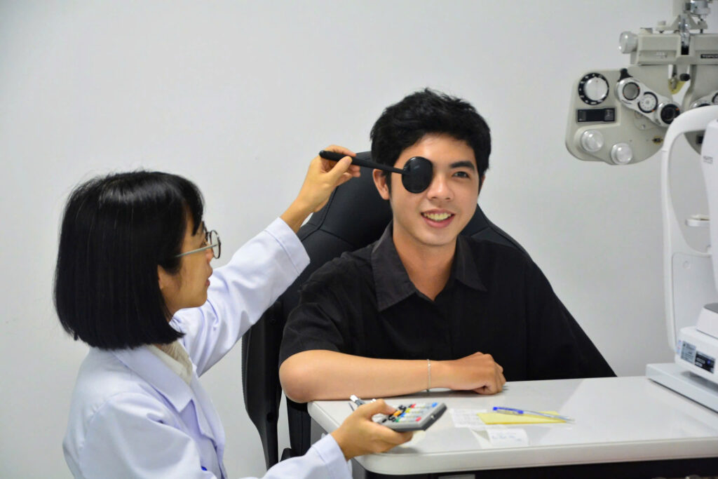 Sinh viên đưa công nghệ AI vào tư vấn nhãn khoa 2 Nhóm phát triển mô hình Studio Care, một không gian trải nghiệm thị giác tích hợp tại bệnh viện.