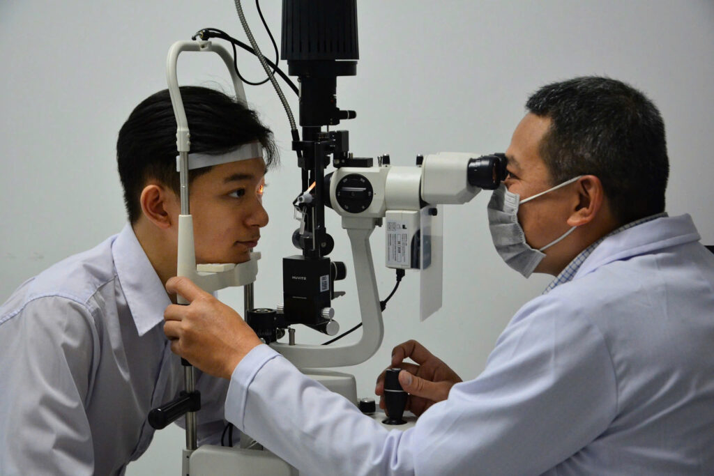 Không chỉ “nghe” bác sĩ tư vấn, người bệnh có thể trực tiếp “thấy” và “cảm nhận” tình trạng thị lực của mình.