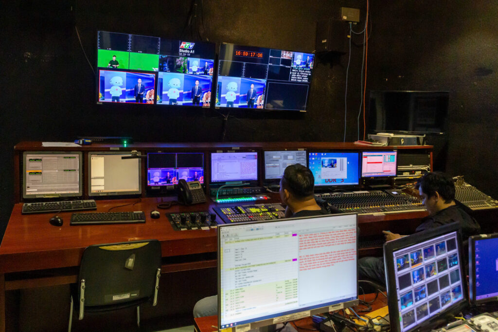 MC ảo xuất hiện trên sóng truyền hình: Dấu ấn công nghệ AI của sinh viên Trường Đại học FPT 2 Nhân vật MC ZI chuyển động đồng bộ với người điều khiển thông qua camera phổ thông.