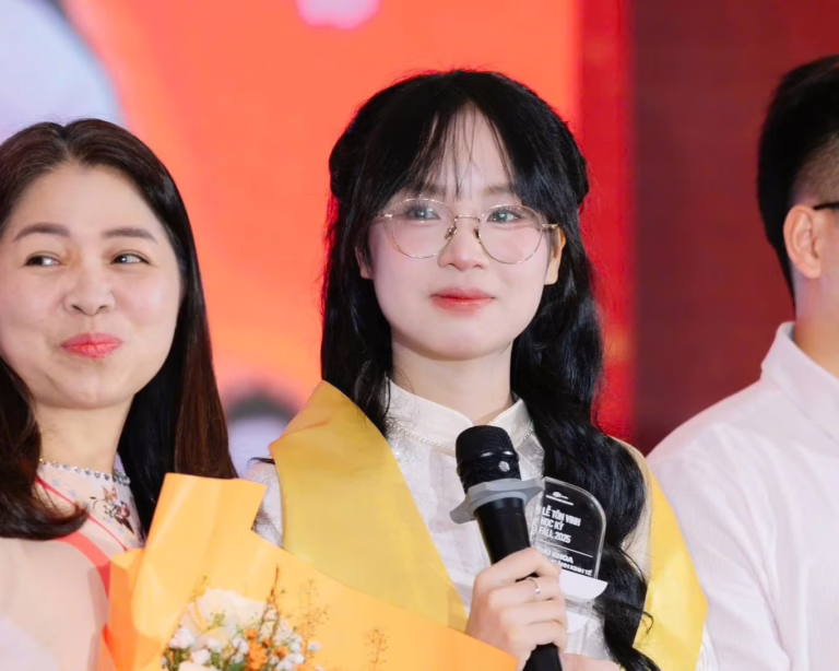 Kỷ luật học tập giúp nữ sinh Digital Marketing chinh phục danh hiệu Cóc vàng