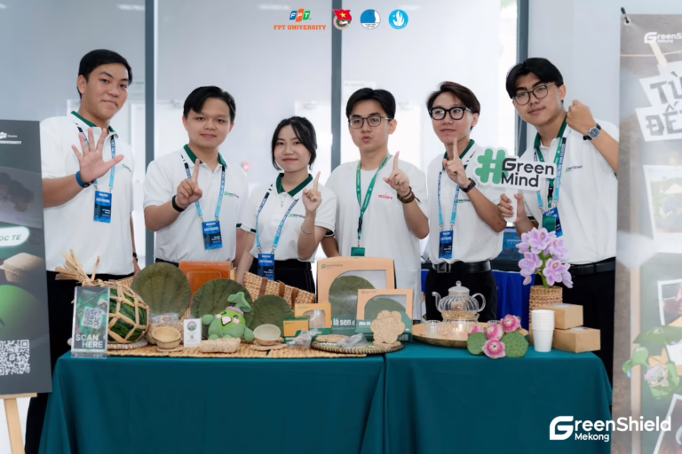 Sinh viên Trường Đại học FPT biến lục bình thành bao bì sinh học