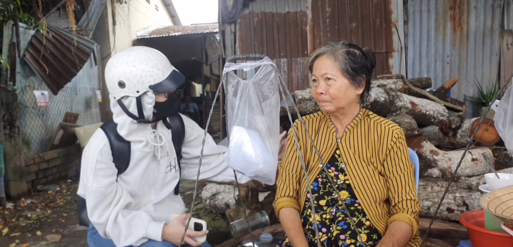 Khi sinh viên không chỉ học công nghệ, mà còn giải bài toán của đô thị miền Tây 3 Những lần các thành viên dự án đi khảo sát thực tế tình hình ngập từ người dân.