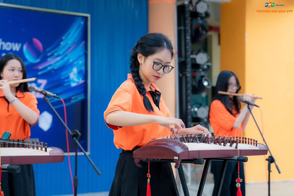Từ “điểm 10 đầu tiên” đến danh hiệu Cóc Vàng: Hành trình của cô gái tin vào từng bước nhỏ 3 Tại FPTU, Ngọc Trân được học và trải nghiệm đàn tranh - một trong các loại nhạc cụ dân tộc mà sinh viên FPTU được theo học.