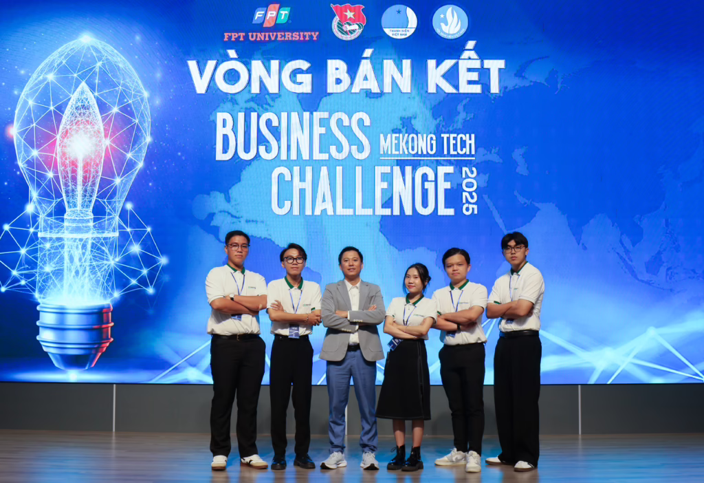Các thành viên chụp cùng thầy Nguyễn Trọng Luân - người khơi nguồn ý tưởng ban đầu và định hướng phát triển dự án.