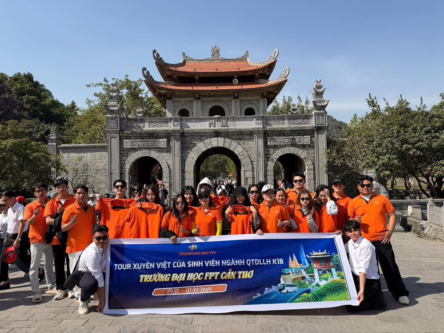 Sinh viên K18 ngành Quản trị Dịch vụ Du lịch và Lữ hành Trường Đại học FPT campus Cần Thơ trong chuyến Tour Xuyên Việt năm 2025