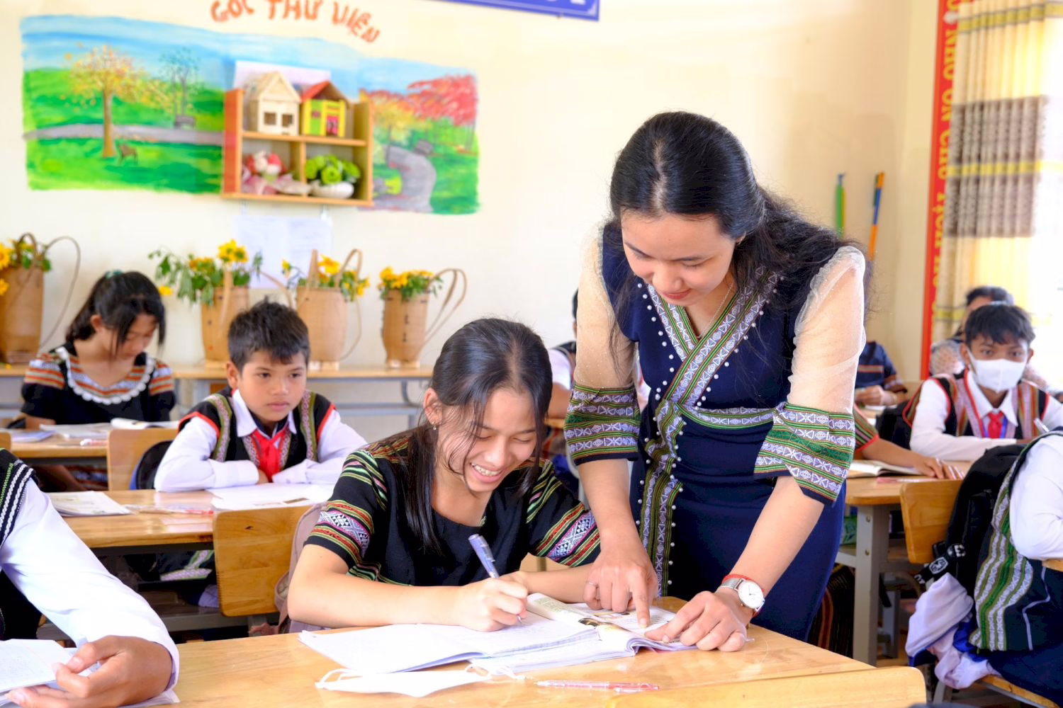 Các thí sinh thuộc đối tượng chính sách (ví dụ: người dân tộc thiểu số) được cộng tối đa 2,0 điểm ưu tiên khi xét tuyển Đại học (Nguồn: Internet)
