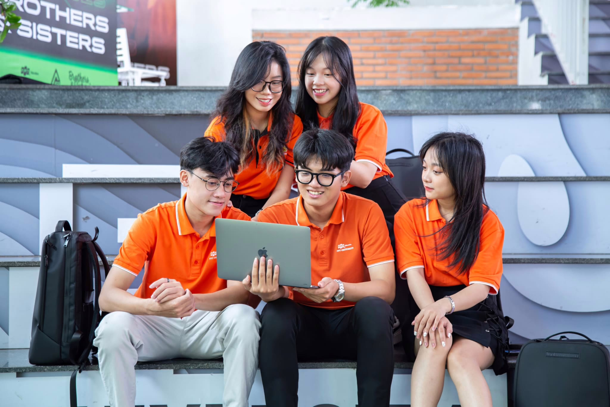 Công nghệ thông tin gồm những ngành nào? Xu hướng lựa chọn 2026 5 Cử nhân chuyên ngành An toàn thông tin có thể phát triển sự nghiệp tại các tập đoàn công nghệ lớn - Nguồn: FPTU