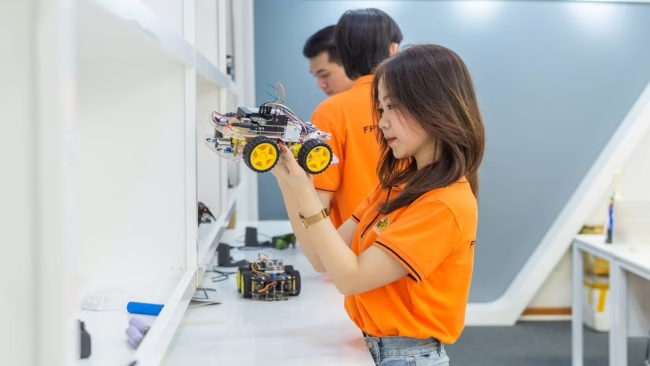 Công nghệ thông tin gồm những ngành nào? Xu hướng lựa chọn 2026 7 Công nghệ ô tô số là chuyên ngành kết hợp giữa công nghệ thông tin và ngành công nghiệp ô tô - Nguồn: FPTU