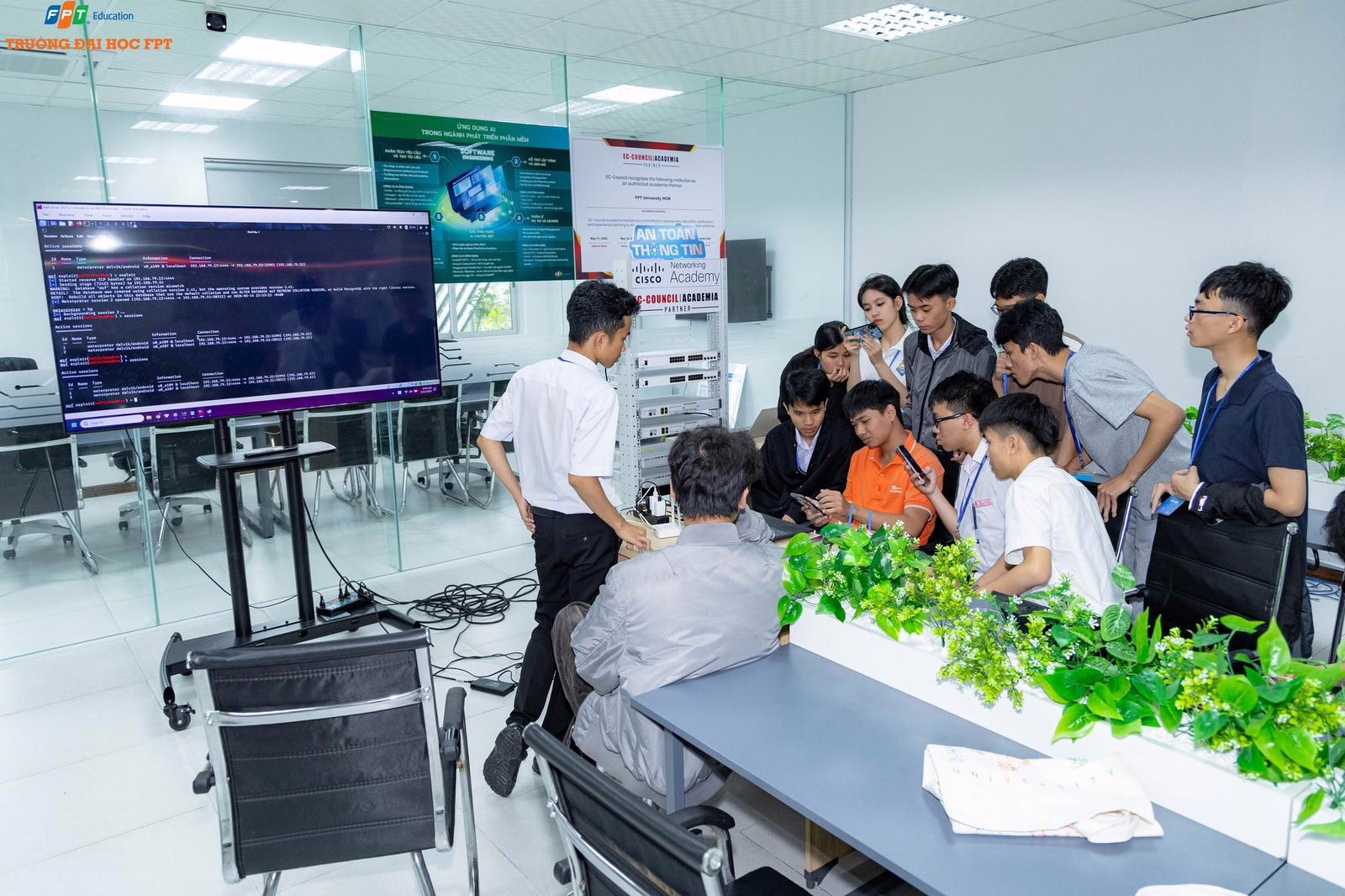 Trường Đại học FPT mang đến cho sinh viên trải nghiệm thực tế và cơ hội việc làm sớm - Nguồn: FPTU