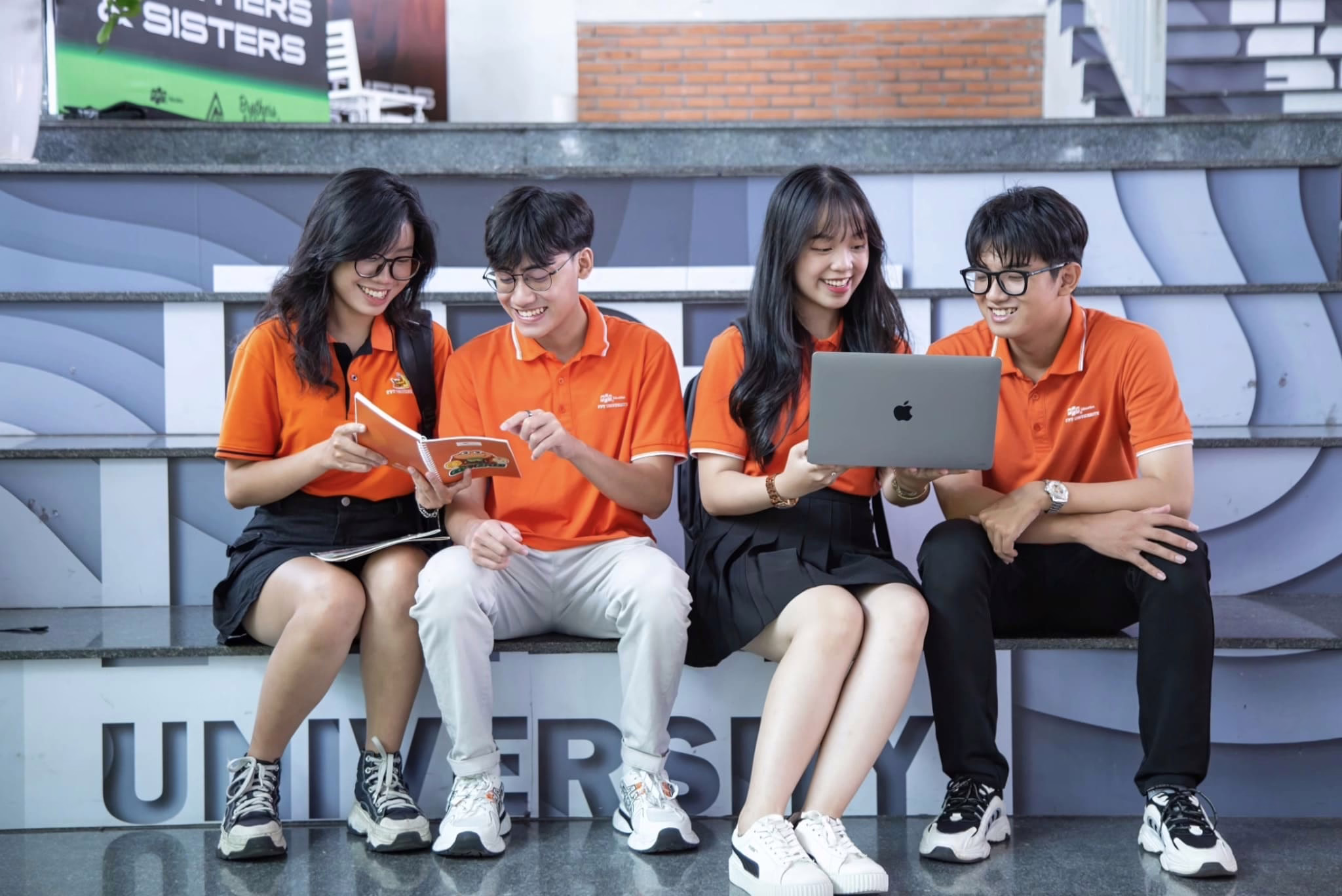 Ngành Kinh doanh quốc tế xét khối nào? Thông tin xét tuyển mới nhất 2026 1 Có nhiều tổ hợp môn đa dạng để thí sinh lựa chọn đăng ký xét tuyển vào ngành Kinh doanh quốc tế