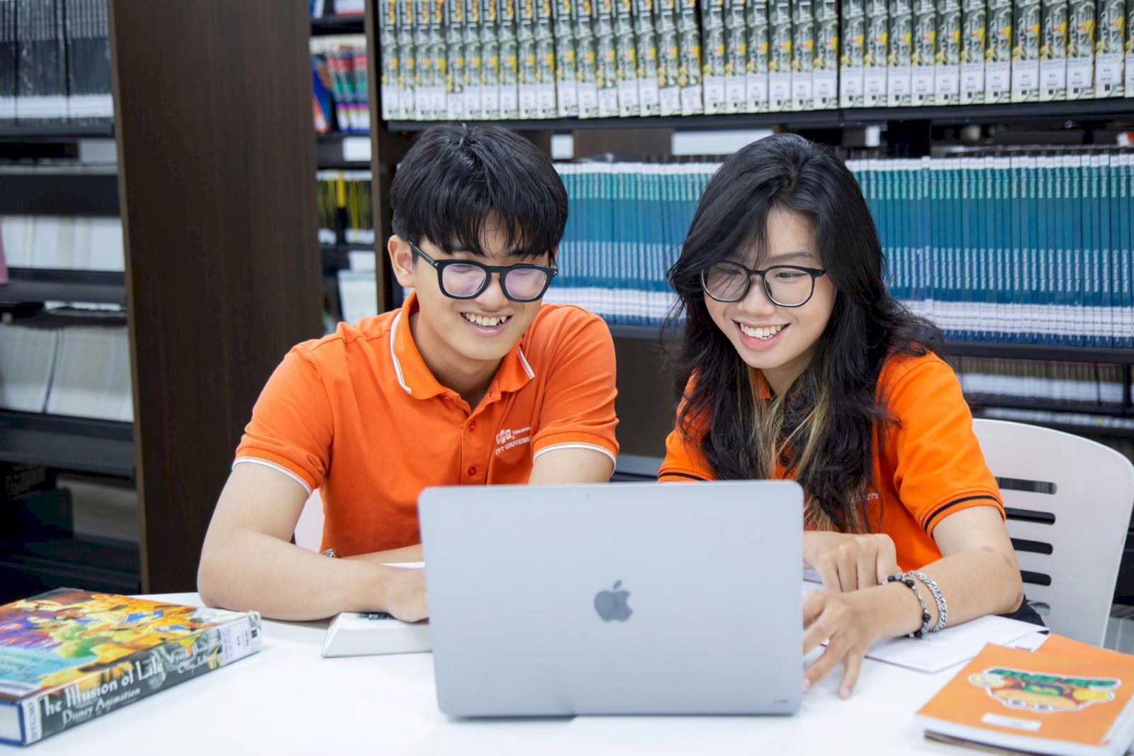 Lương ngành Công nghệ thông tin 2026: Chi tiết theo cấp bậc và vị trí 2 Vi mạch bán dẫn, Trí tuệ Nhân tạo là những lĩnh vực có mức thu nhập cạnh tranh nhất hiện nay - Nguồn: FPTU