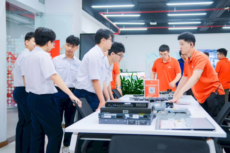 Lương ngành Công nghệ thông tin 2026: Chi tiết theo cấp bậc và vị trí