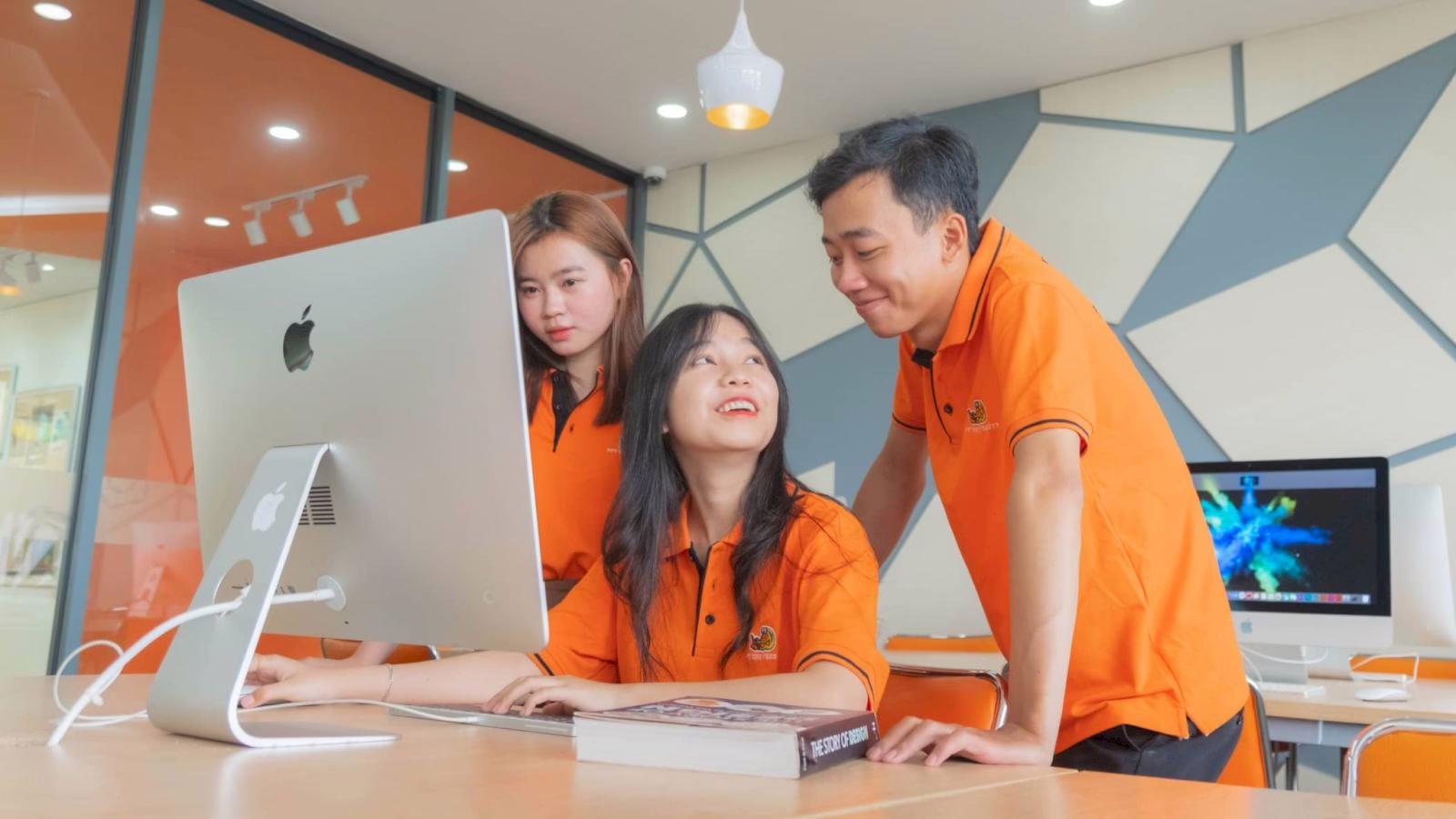 Ngành Công nghệ thông tin là gì? Xu hướng và cơ hội nghề nghiệp 2026 2 Sinh viên học ngành công nghệ thông tin được đào tạo chuyên môn và kỹ năng mềm - Nguồn: FPTU