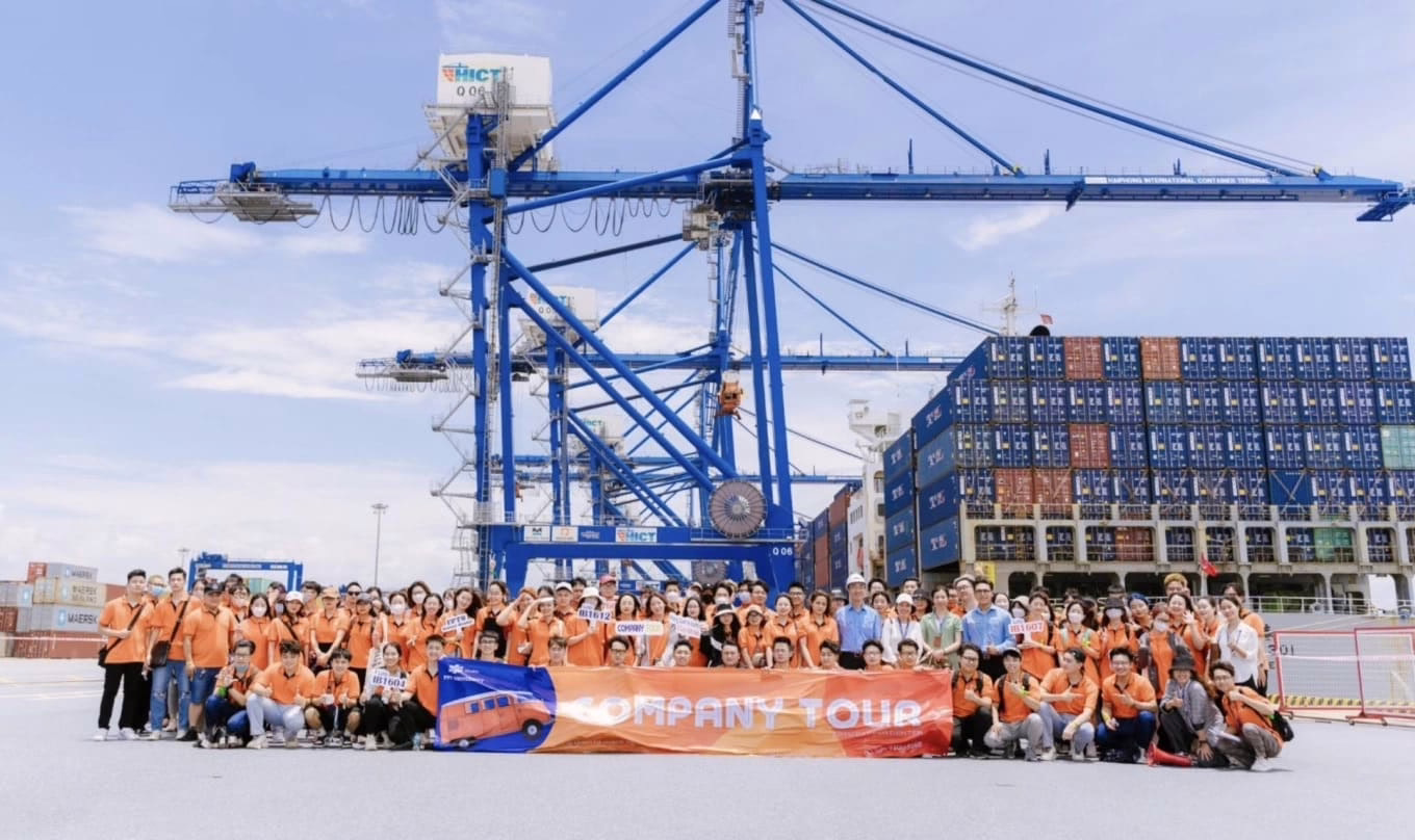 Ngành Logistics là gì? Học gì, cơ hội việc làm và mức lương 2026 1 Logistics đã trở thành ngành không thể thiếu của toàn cầu