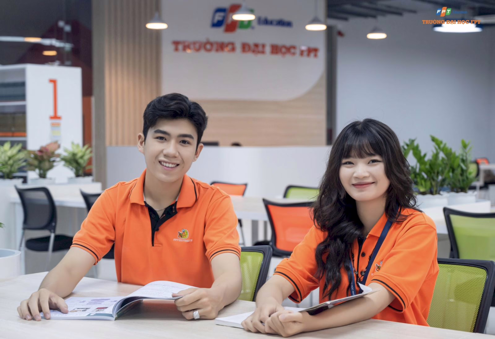 C01 là tổ hợp môn gì? Môn thi và các nhóm ngành phổ biến 1 Sinh viên Quản trị kinh doanh tại trường Đại học FPT Campus Cần Thơ sẵn sàng chinh phục Digital Marketing, Fintech, Business Analytics... với OJT thực tế & công nghệ số