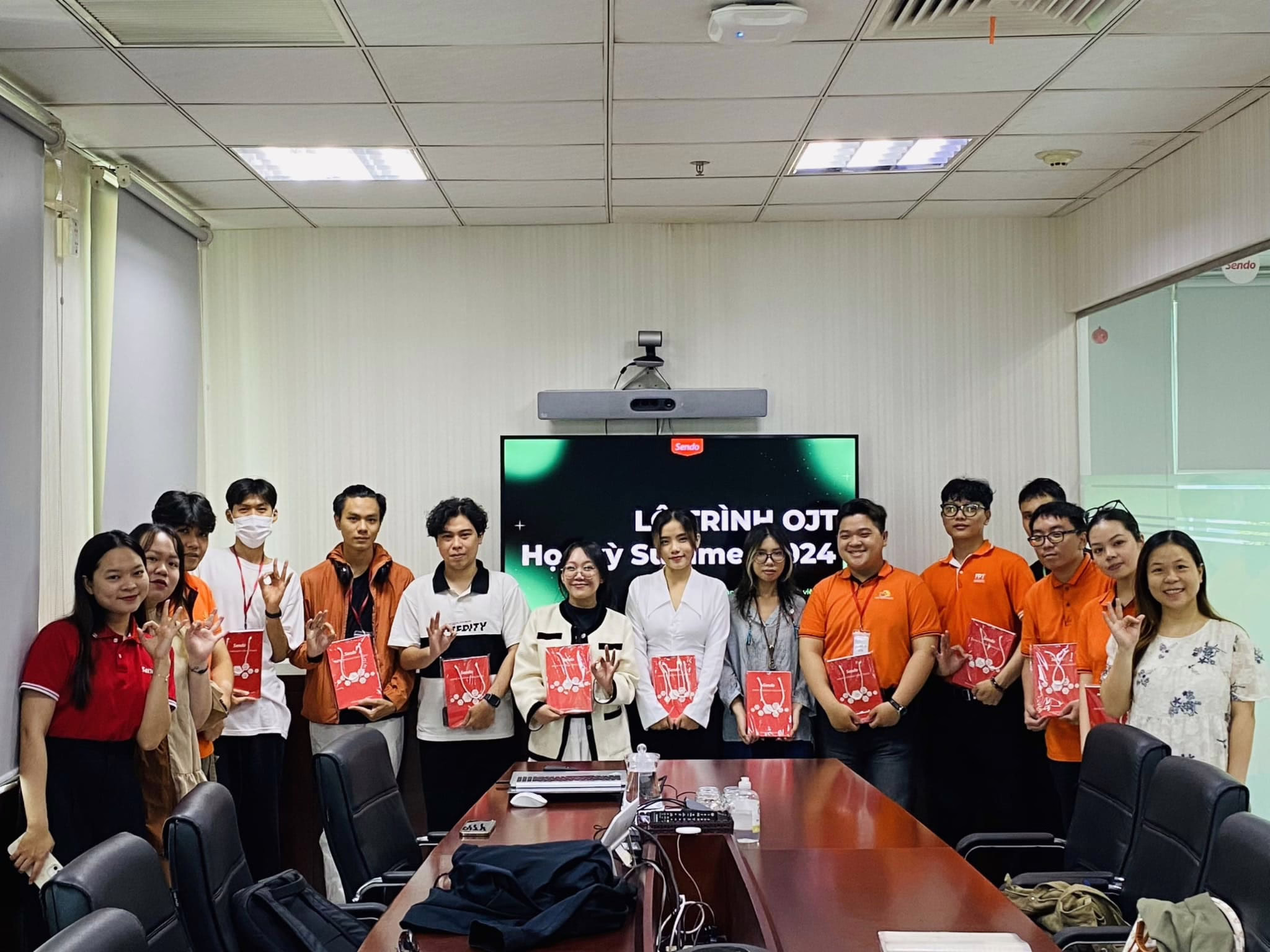 Học Quản trị kinh doanh ở Hà Nội trường nào tốt? TOP 7+ lựa chọn dẫn đầu xu hướng 2026 8 Mô hình “học trong lòng doanh nghiệp” cùng kỳ thực tập OJT là một trong những thế mạnh cốt lõi của FPTU (Nguồn: FPT)