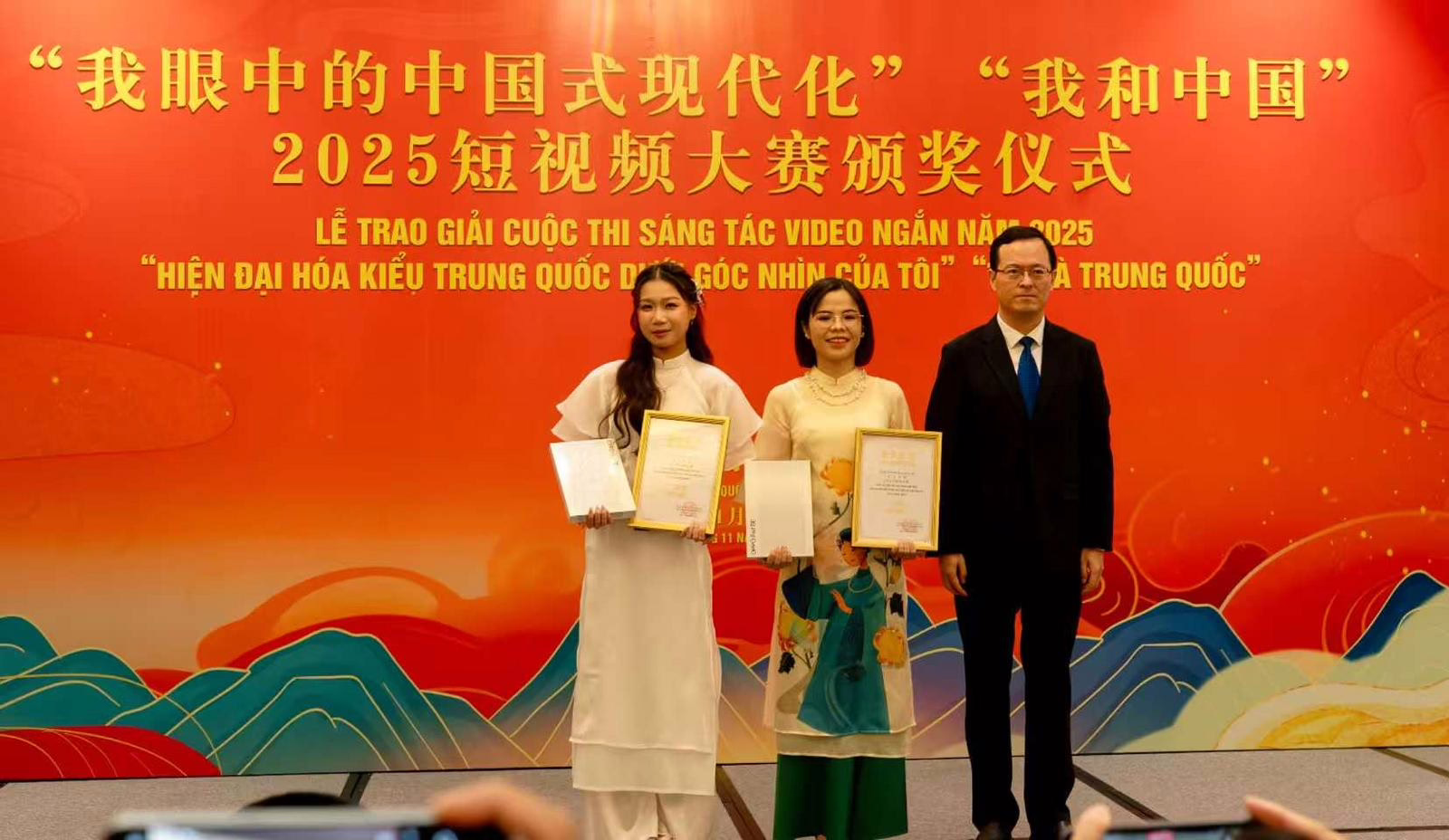Sinh viên Trần Bảo Uyên đã xuất sắc giành Giải Nhất với tác phẩm "Hiện đại hóa kiểu Trung Quốc trong mắt tôi"