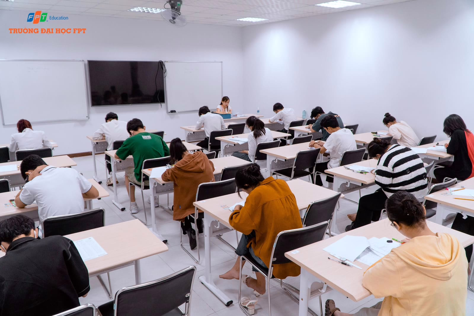 Thí sinh không vi phạm quy chế thi, không bị “điểm liệt” và tổng điểm xét tốt nghiệp đạt từ trên 5,0 điểm thì sẽ được công nhận tốt nghiệp THPT (Nguồn: FPTU)