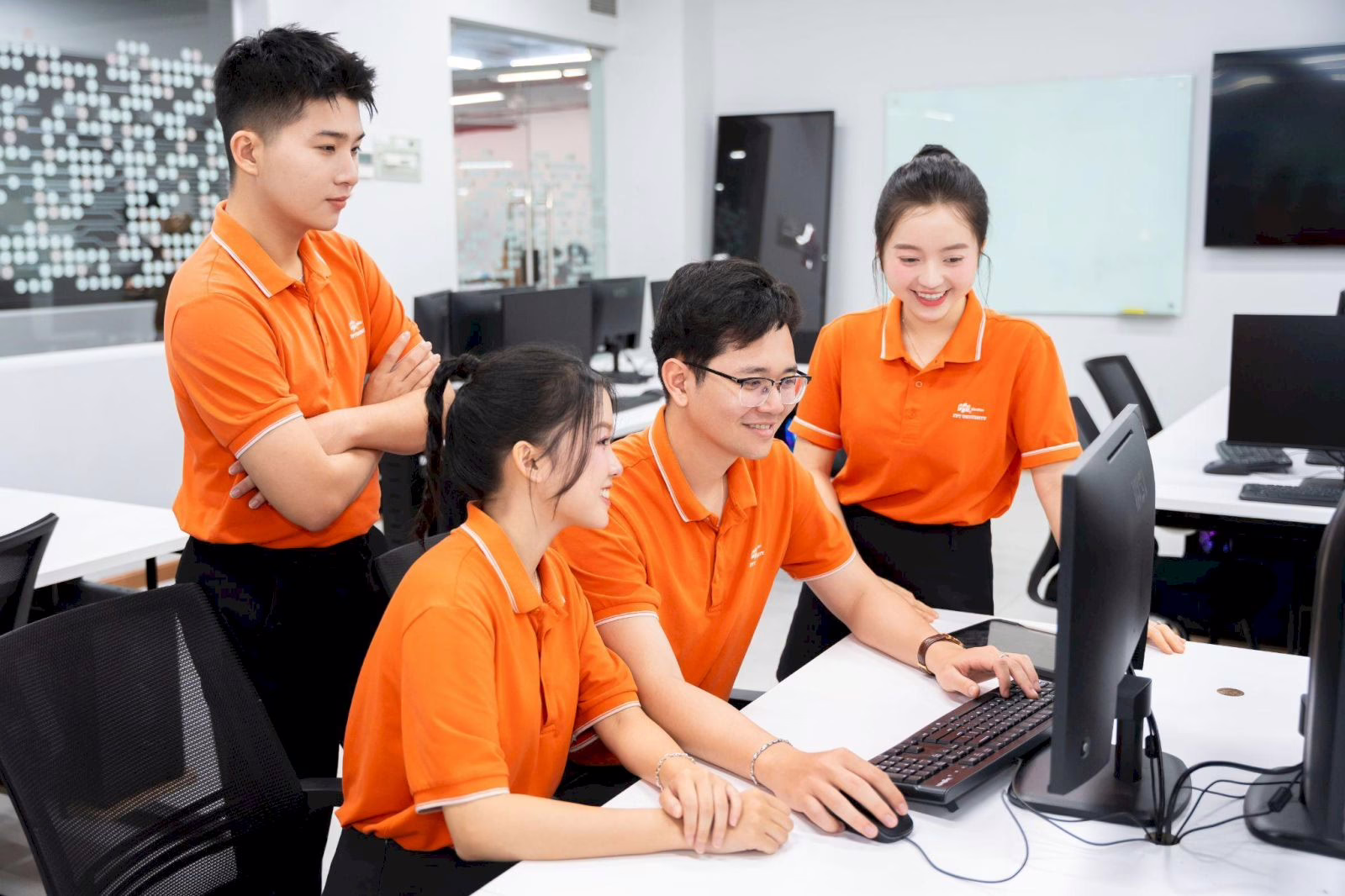 TOP 7+ trường Công nghệ thông tin ở Hà Nội tốt nhất 2026 1 Sinh viên ngành Công nghệ thông tin tại Trường Đại học FPT được tiếp cận xu hướng công nghệ mới nhất thông qua chương trình đào tạo khác biệt - Nguồn: FPTU