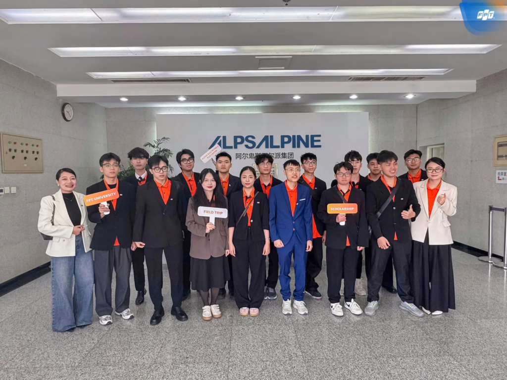 Huy là một trong 15 sinh viên Trường Đại học FPT được nhận học bổng Alpine và tham quan Trung Quốc.
