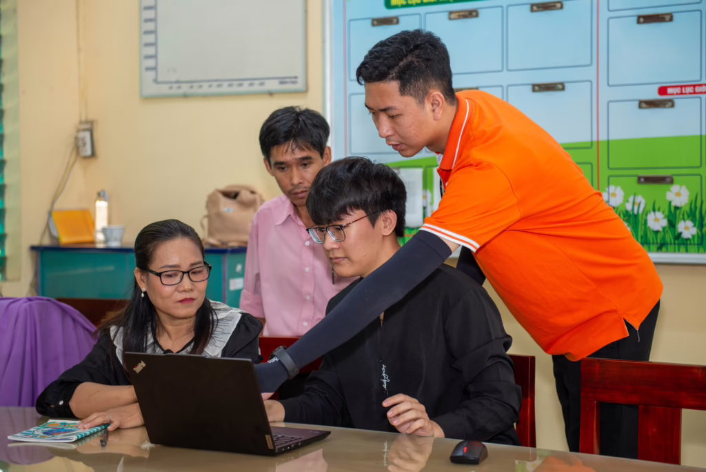 Hoạt động hướng dẫn sử dụng hệ thống VnEdu và quản lý thư viện đã được triển khai tại Trường Tiểu học A Châu Lăng.