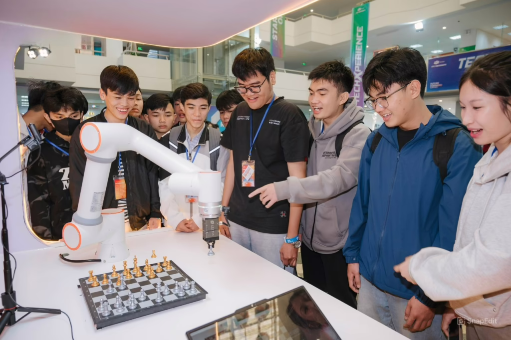 Nhiều học sinh trực tiếp tương tác, tham gia đánh cờ cùng cánh tay Robot.