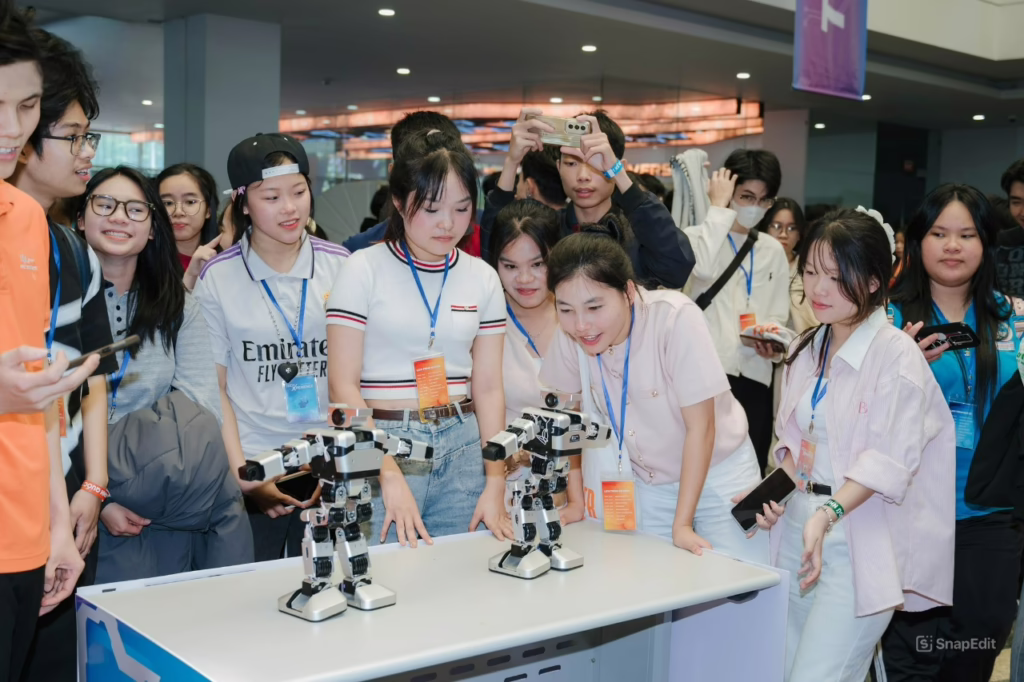 Học sinh THPT tại sự kiện trong lĩnh vực robot. Ảnh: Trường Đại học FPT