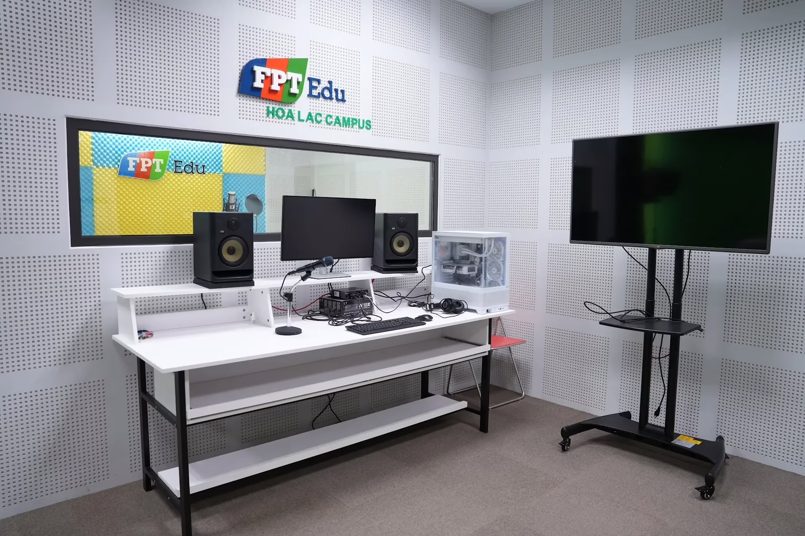 sinh vien fptu co studio chuan cong nghiep 03