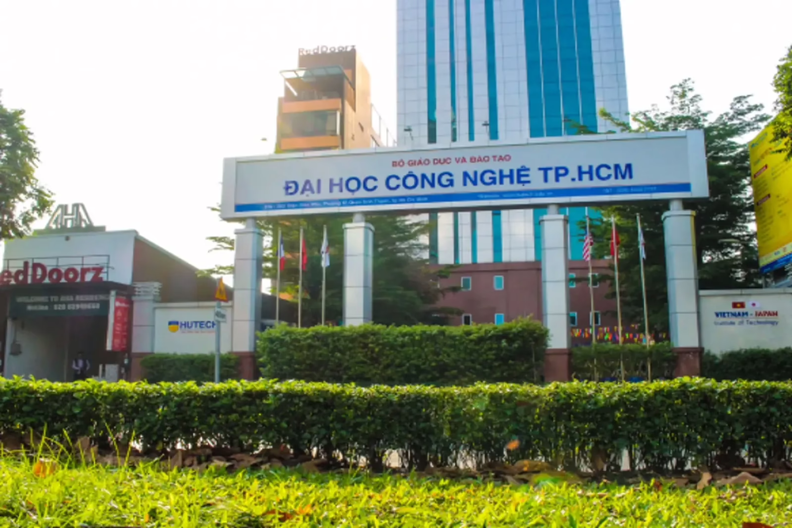 truong dai hoc cong nghe tp hcm 08