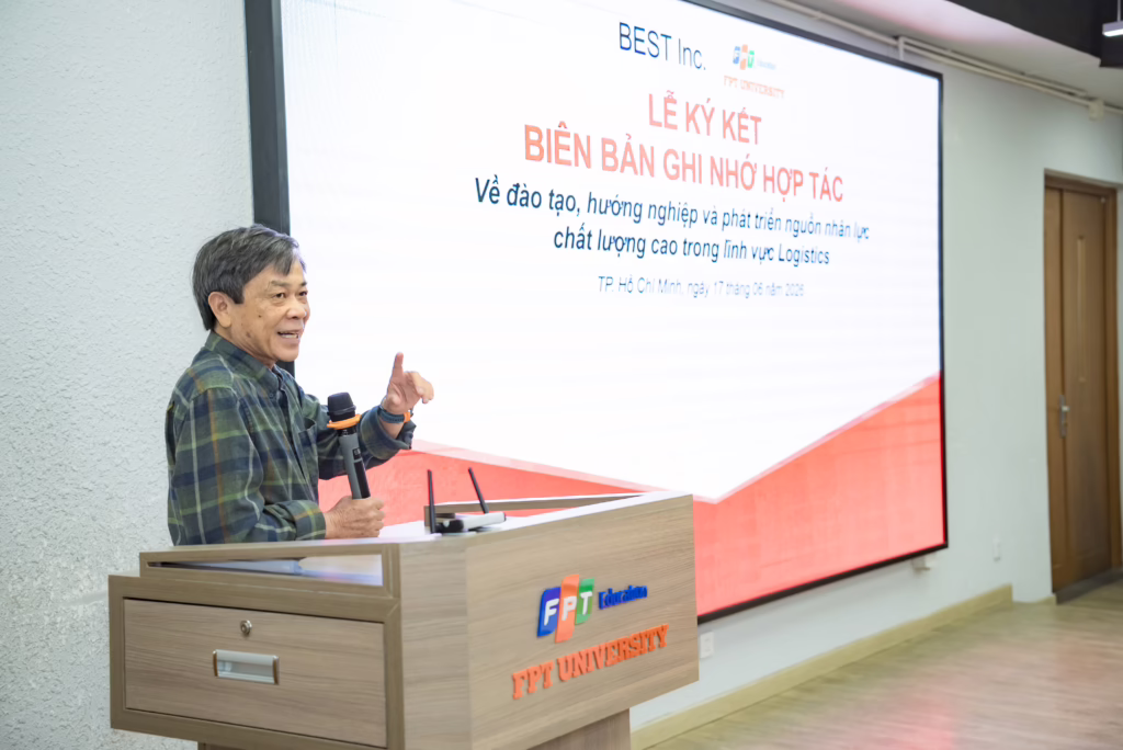 TS. Trần Ngọc Tuấn - Phó Hiệu trưởng Trường Đại học FPT phát biểu tại buổi lễ.