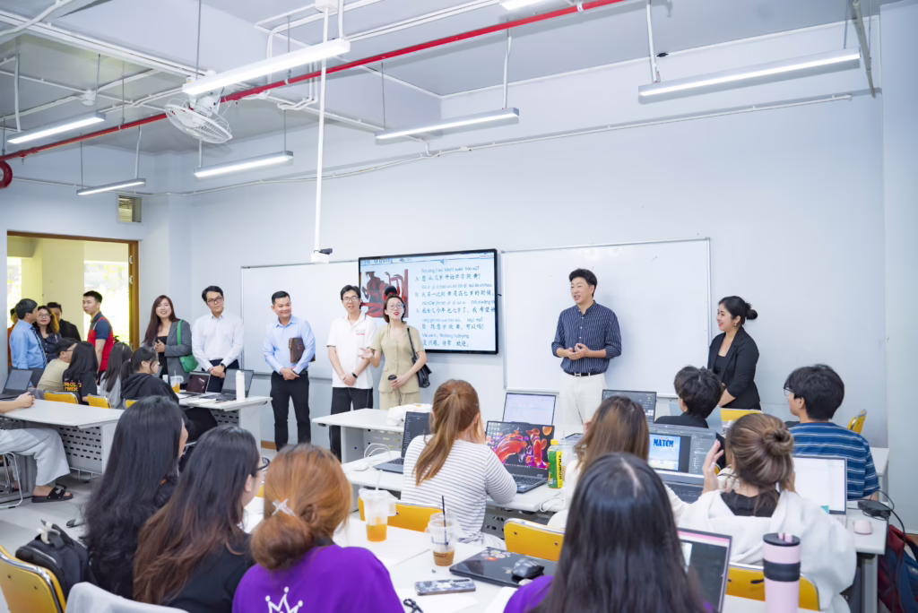 Ông Gavin Lưu trò chuyện cùng các bạn sinh viên FPTU.