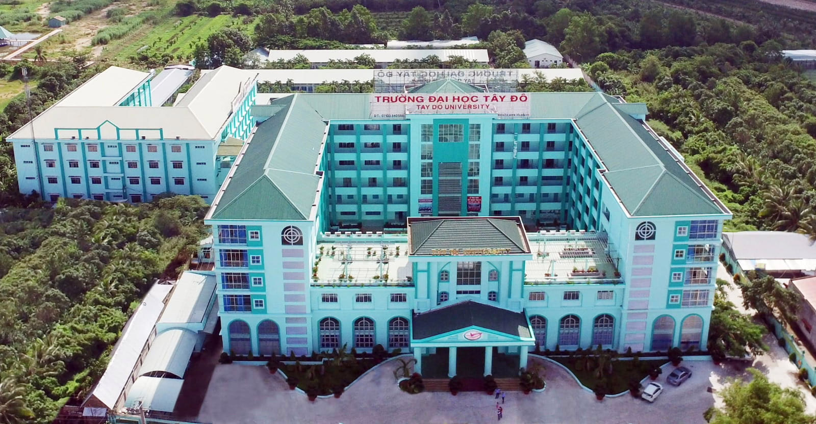 Trường có truyền thống lâu đời với môi trường học tập năng động và linh hoạt