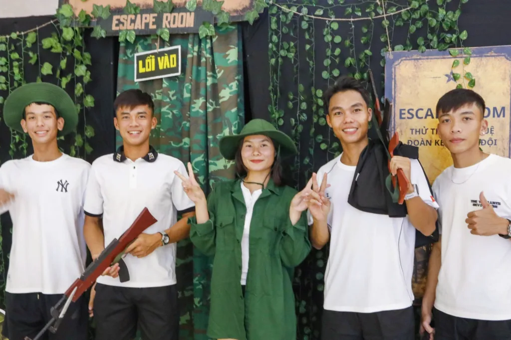 Nguoi tham gia nhap vai to truc chien khi choi Escape room
