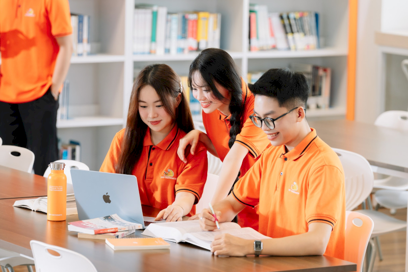 Biết cơ bản về thiết kế đồ họa (Canva, Photoshop), dựng video ngắn (CapCut, Premiere) sẽ giúp bạn trở thành một nhân sự
