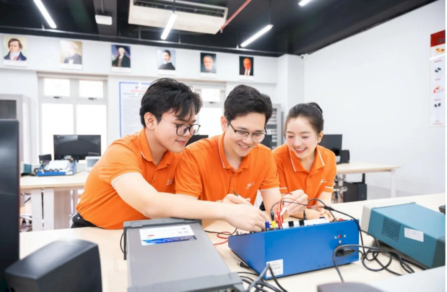 Sinh viên Trường Đại học FPT Campus Cần Thơ tại phòng thực hành chuẩn quốc tế