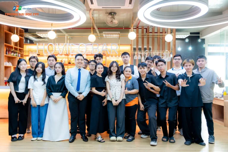 Sinh viên Trường Đại học FPT nâng tầm phong thái chuyên nghiệp cùng Dining Skills Lab