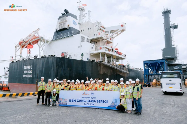 Sinh viên Trường Đại học FPT khám phá hoạt động logistics tại Bến cảng Baria Serece