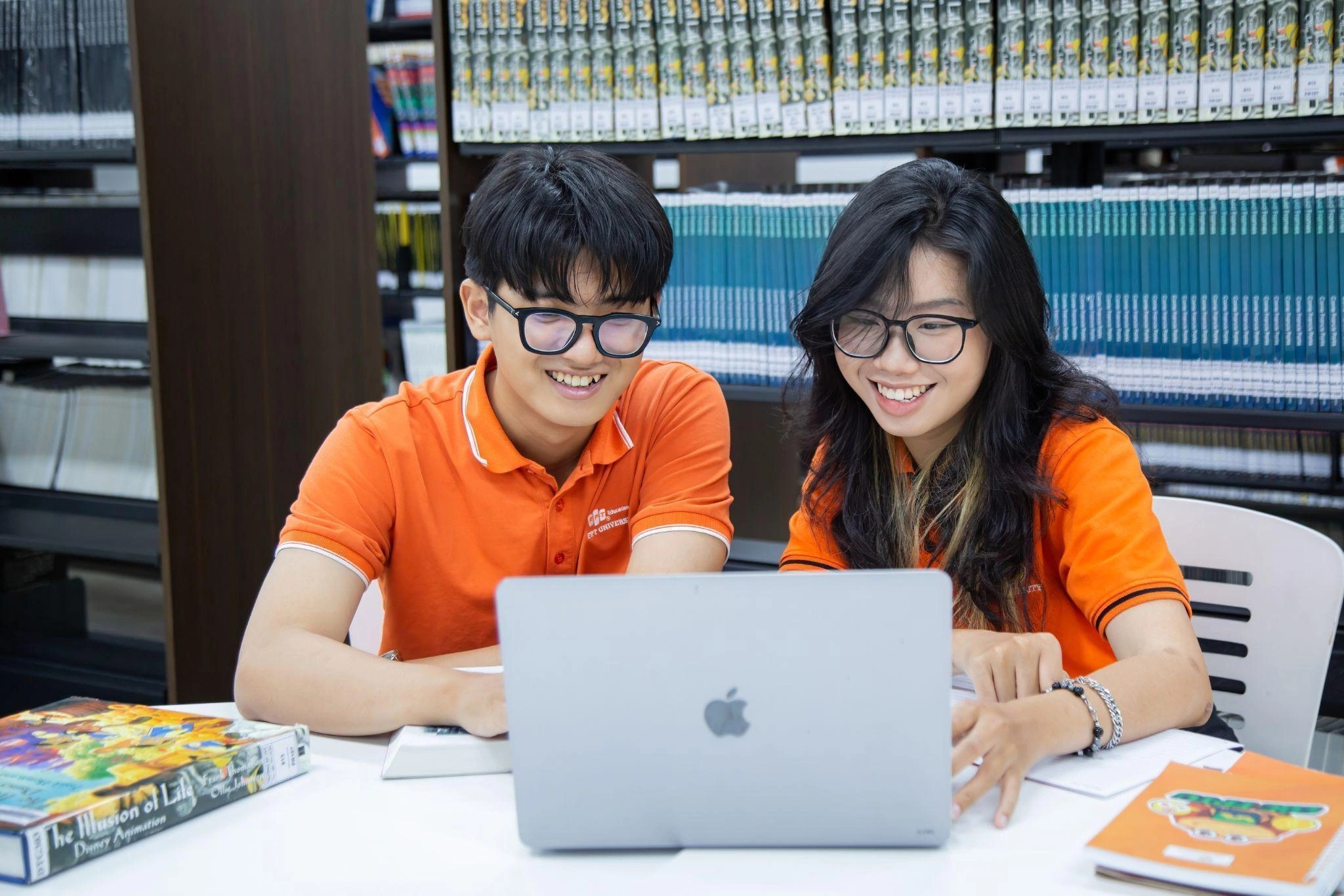 Học phí ngành Thương mại điện tử có sự phân hóa rõ rệt tùy thuộc vào hệ thống cơ sở đào tạo mà bạn lựa chọn
